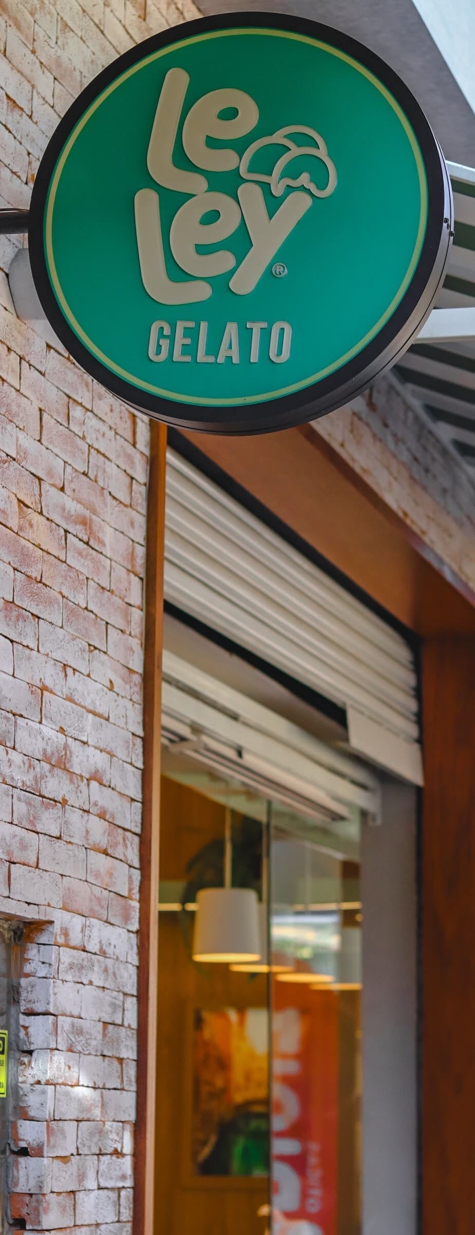 Fachada Comercial com Placa Verde