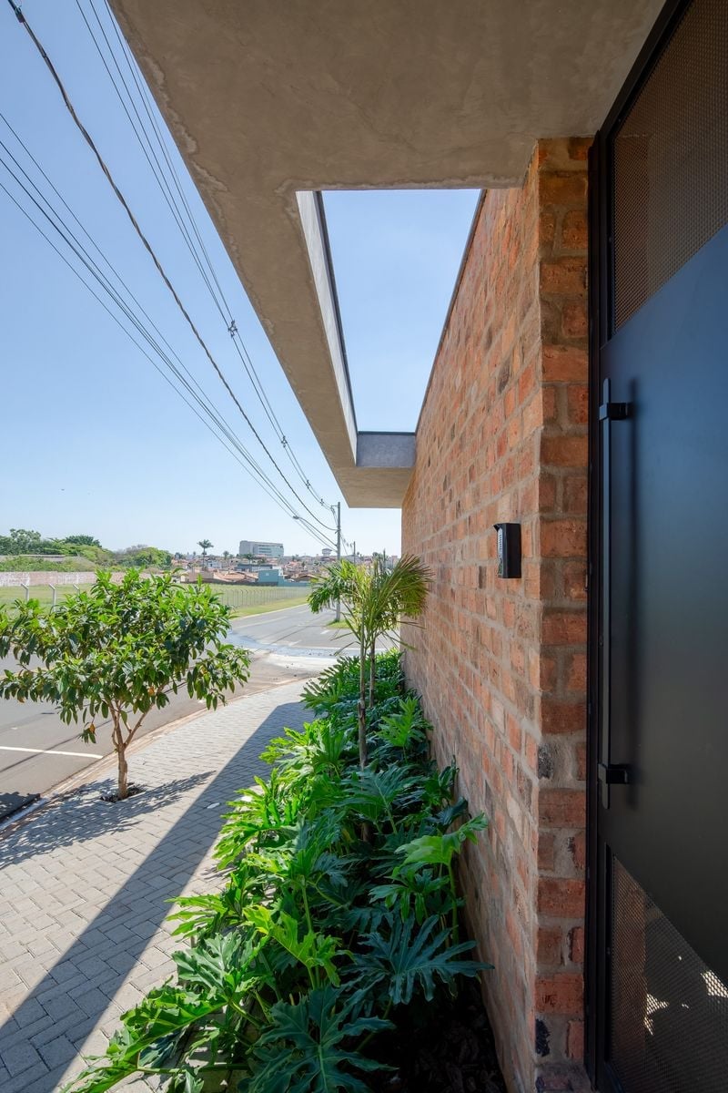 Parede de Tijolos com Jardim e Abertura Arquitetônica